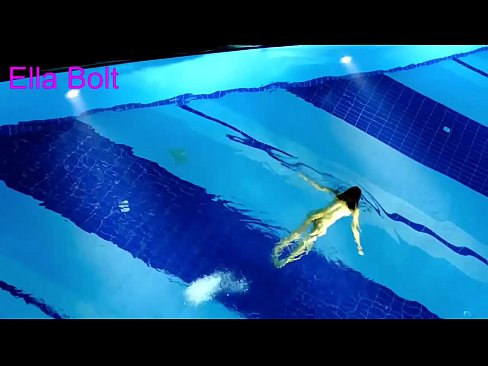 ❤️ Saya tidak bisa berhenti menonton, pirang muda tertangkap basah berenang di kolam resor ELLA BOLT ❤️ Hanya porno pada kami